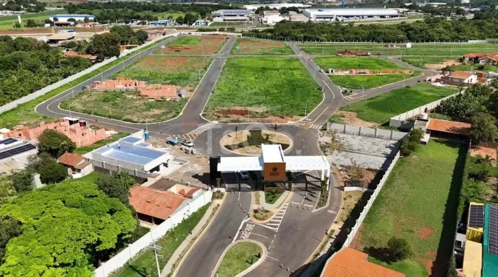 Terreno À Venda de 308m² No Residencial Luiza, Com Piscina e Academia No Condomínio
