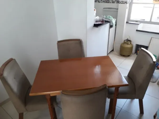 Vendo Conjunto de 4 cadeiras e mesa de jantar