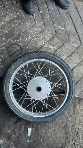 Par de roda raiada FAN 125 com pneus inclusos .