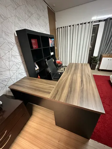 Mesa de escritório no formato de L 