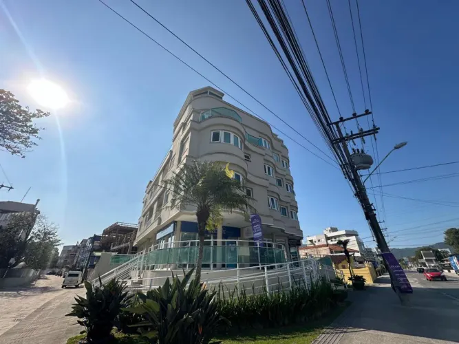 Locação para TEMPORADA!!! - Excelente apartamento bem localizado na quadra do mar a pouco