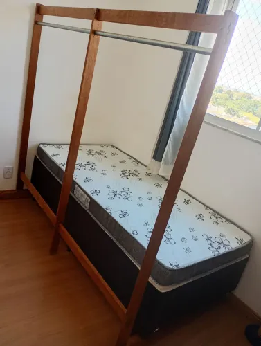 Vendo cama de solteiro + arara de roupas