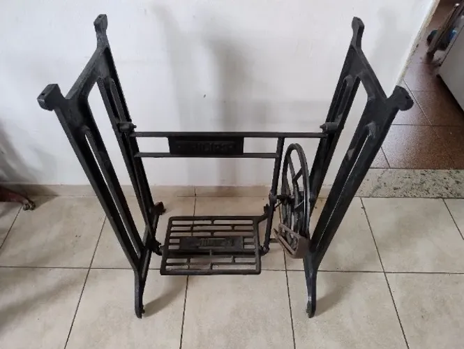 Pé máquina costura (Base máquina costura) PHILIPS de ferro, raro