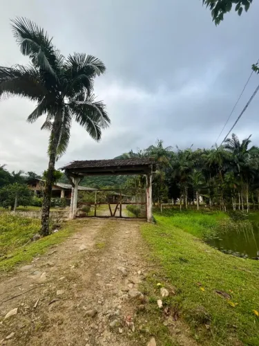 ? Sítio 315.000m² com casa + lagoas + barracão | Divisa Garuva/Guaratuba