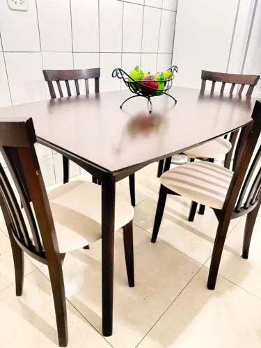 Mesa marrom com 4 cadeiras