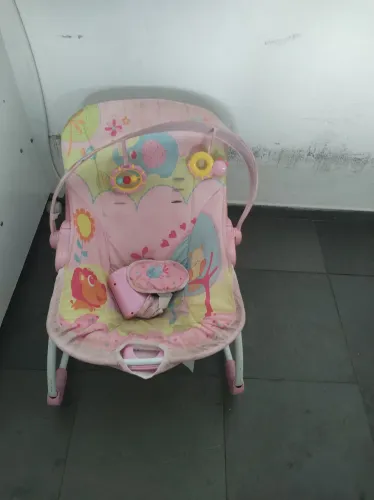 Cadeira infantil vibratória 