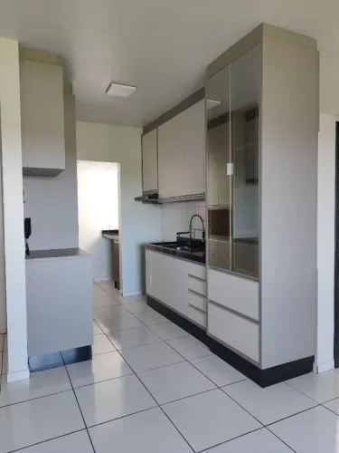 APTO COM 2 QUARTOS SALA, COZINHA E LAVANDERIA COM MOVEIS PLANEJADOS, 1 VAGA COBERTA