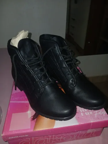 Bota feminina nova 150$ p vender hoje tem q retirar 