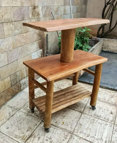 Mesa de madeira com uma coluna no meio