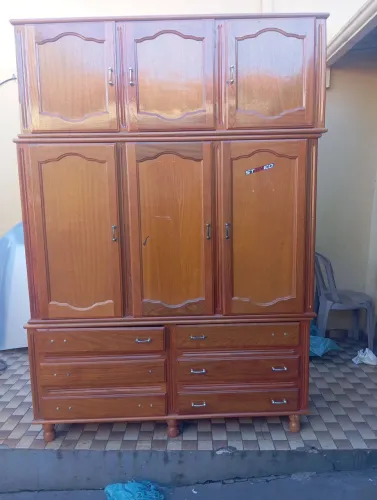 Guarda roupa de madeira 