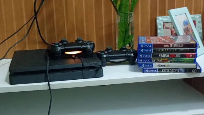 Pleysteshon PS4 com 16 jogos zero nunca recondicionado nem aberto