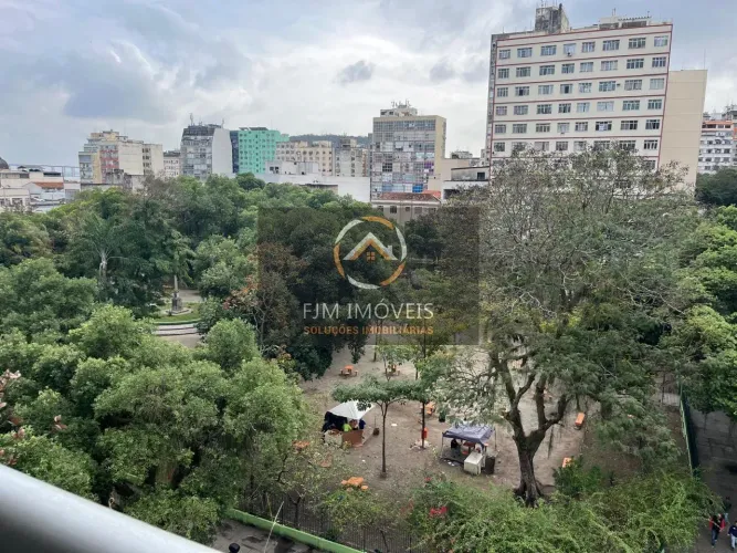 Sala Comercial no Centro de Niterói: 120m², 2 Banheiros, R$600mil