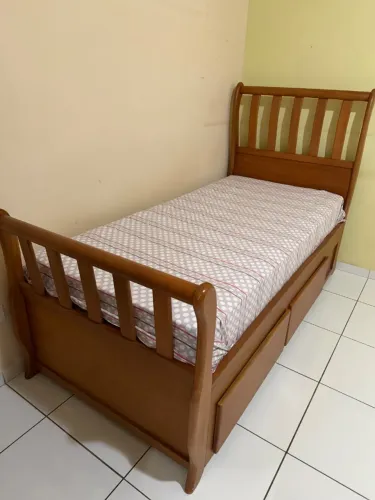 Cama de madeira maciça solteiro