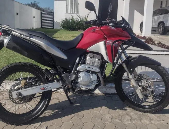 XRE 2015 vermelha/preta