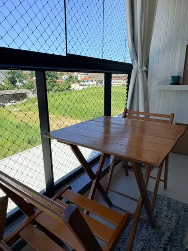 Mesa de madeira com 2 cadeiras | Dobrável | Ideal para varanda/sacada
