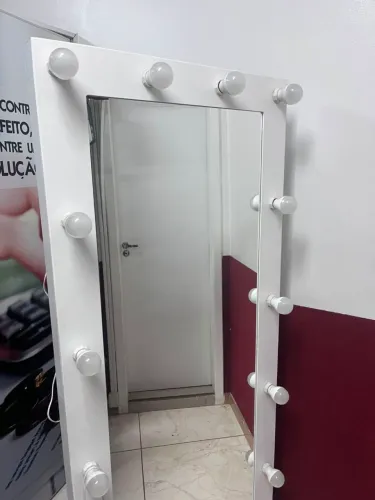 Espelho grande camarim com diversos bocais para lâmpadas