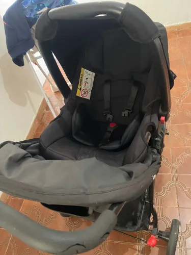 Carrinho com bebê conforto
