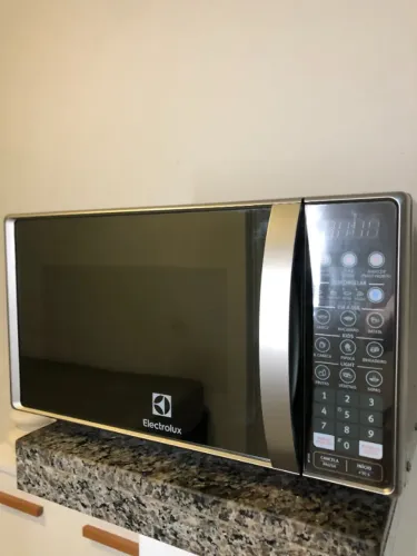 Micro-ondas Electrolux 20L cor Inox Espelhado
