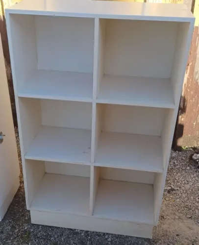Armário estilo estante, branco, sem portas.