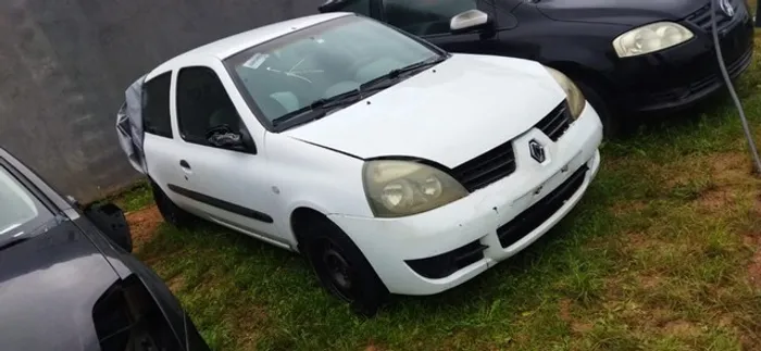 Sucata Clio 2 Portas 2006-2007 disponível para retirada de peças