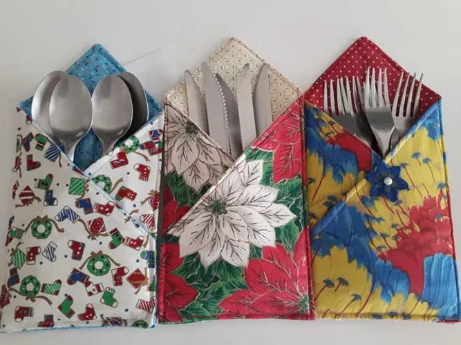 3 porta talheres de Natal em tecido acolchoado.