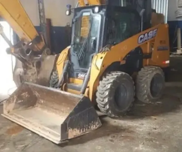 Mini Carregadeira BobCat Case SR200 ano 2017 ( Parcelo )