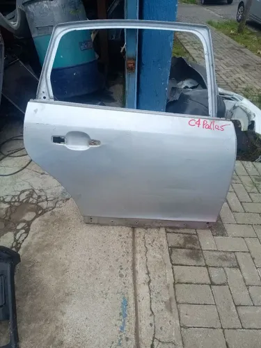 Porta C4 Pallas com detalhe