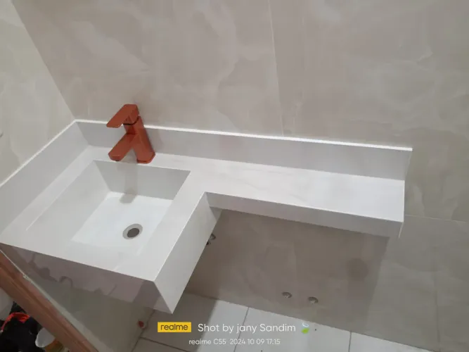 Pias com extensão por cima do vaso