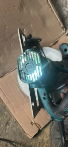 Serra makita HS7600 127v 1200w com defeito faiscando muito