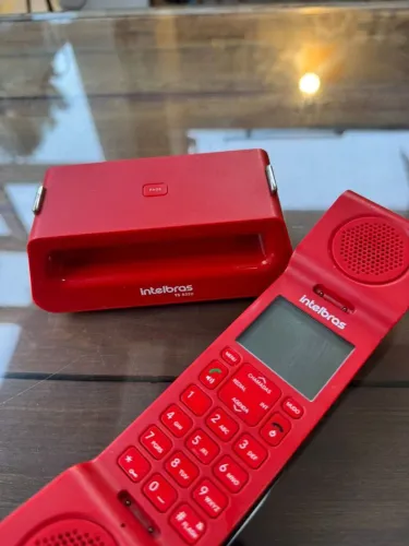 Telefone com fio Intelbras.