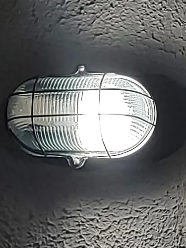 Luminária industrial para ambientes externos