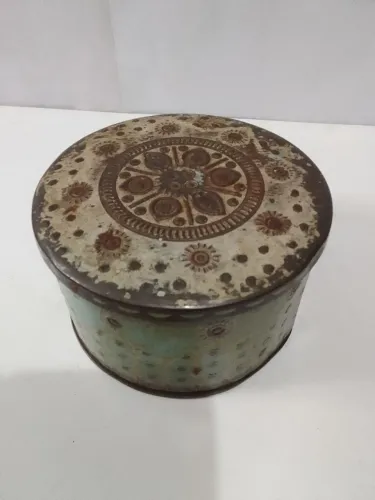 Caixa de metal antiga com detalhes florais