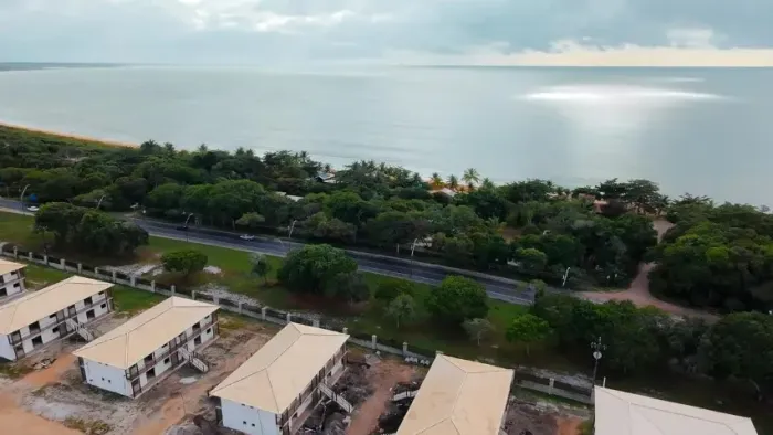 Flat em Condomínio na praia de coroa vermelha à 18KM de Porto Seguro. Fase final de obra.
