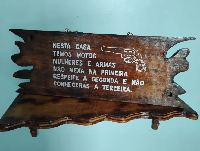 Placa Decorativa de Madeira com Frases Engraçadas