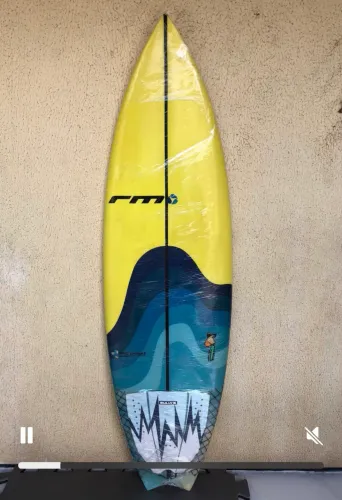 Vendo Prancha Ricardo Martins / 5?8 - 26.7 L. / acompanha jogo de quilhas 