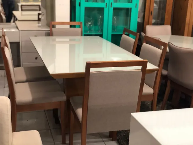 Mesa de Jantar Elegante com Cadeiras de madeira