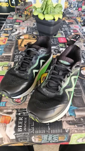 Tênis MTB Zee de corrida preto com detalhes em verde