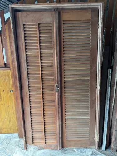 Portas Venezianas de Madeira