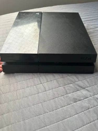 Ps4 FAT com 3 controles e 4 jogos