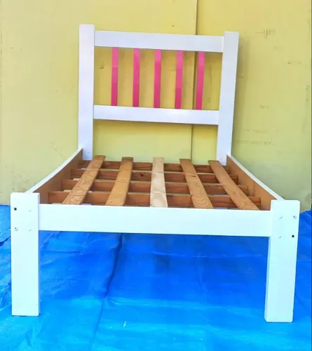 Linda Cama de Solteiro Branca e Rosa, toda inteira! É comprar montar e deitar.