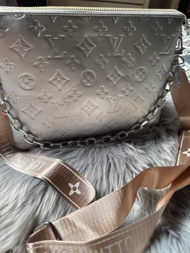 Bolsa LV modelo Coussin prata linha Premium 