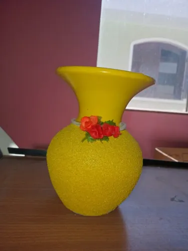 Vaso bojudo em pasta de vidro na tonalidade amarela