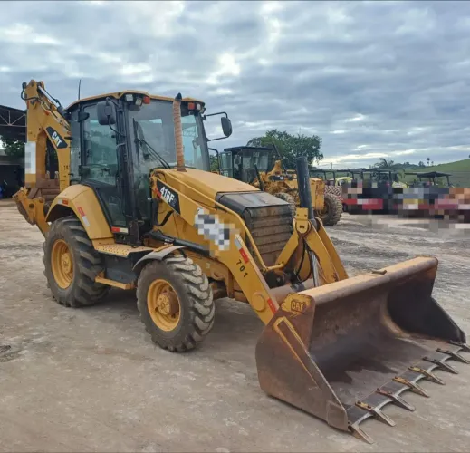 Retroescavadeira Caterpillar 416F2 cabinada