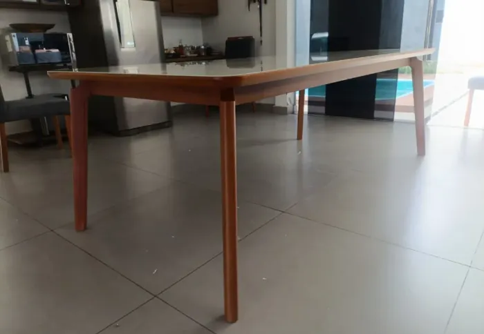 Mesa de jantar para 8 cadeira em madeira maciça ( somente a mesa ) 220x110