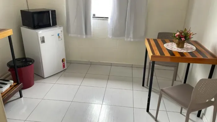 ALUGA-SE QUITINETES MOBILIADAS EM CONDOMINIO FECHADO COM GARAGEM COBERTA.