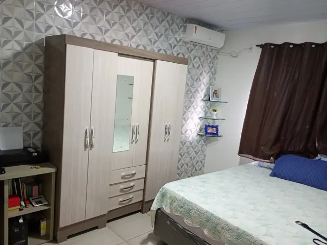 //Casa com 2 Qrts e quintal no Mundo Novo 