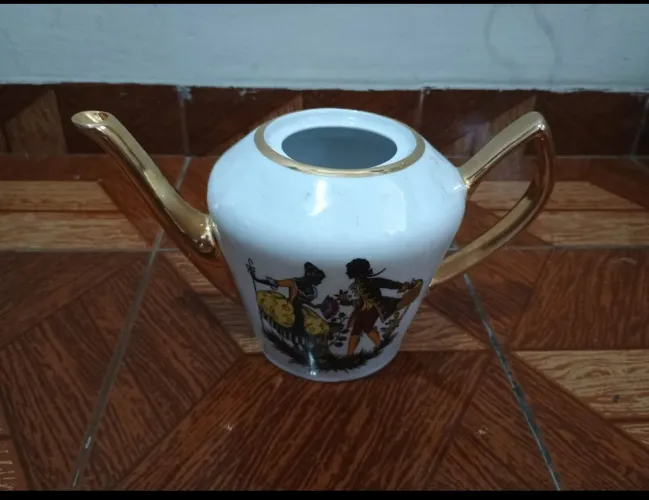 Bule, Tigela e Vaso de porcelana