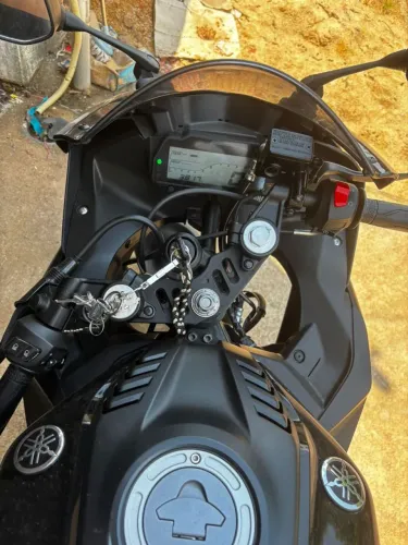 Vende-se R15 ABS com 5.000km rodados, revisada com documento 2026 pago.