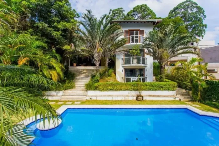 Excelente casa com jardim e piscina, localizada no Alto da Boa Vista.