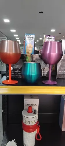 Taças e copos metálicos brinde